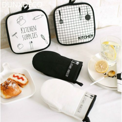 Black & White Mitten Set