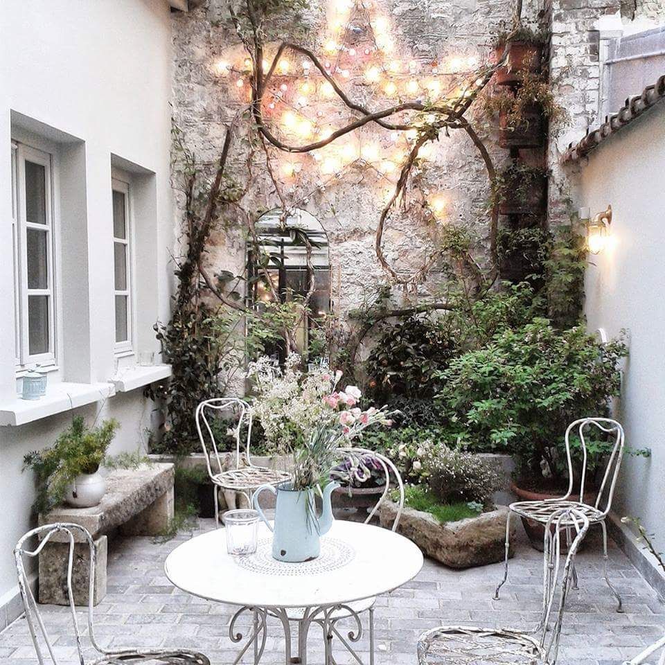A corner For Improvised Cafes