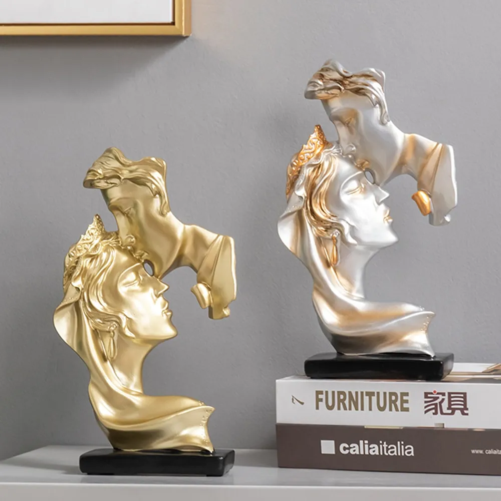 lovers statue